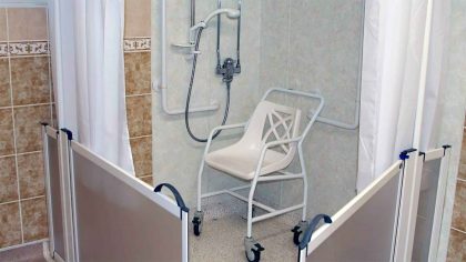 Rolling shower chair